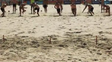 Mooloolaba, Queensland, Avustralya - 22 Nisan 2016: yüksek kare hızı, yarış güneş kıyısında, Avustralya-başlangıçta kaydedildiği 120 fps'de 60p çekim Plaj sörf cankurtaran bayraklar