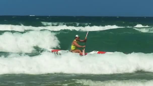 Alexandra Headland Queensland Austrálie Dubna 2016 Zblízka Vítěze Surfovat Záchranné — Stock video