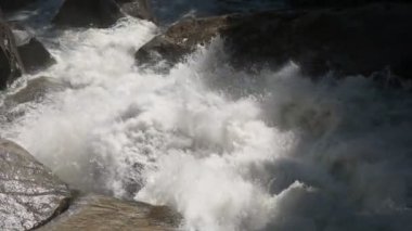 bahar yüksek su seviyelerinin merced Nehri yakınında vernal 60p yazmak yosemite national park, Kaliforniya'da düşüyor
