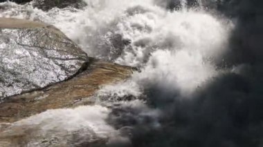 merced river rapids yosemite Milli Parkı-başlangıçta kaydedildiği 120 fps'de 60p yavaş çekim