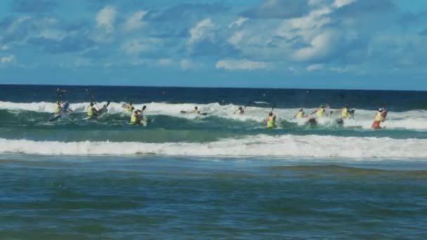 アレクサンドラ ヘッドランド クイーンズランド州 オーストラリア 2016 は広い サーフライフセービング カーニバル オーストラリアのサンシャインコーストの中に男子のサーフィン スキー — ストック動画