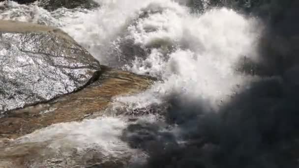 60P Zeitlupenaufnahme Von Eingeschmolzenen Stromschnellen Yosemite Nationalpark Ursprünglich Mit 120Fps — Stockvideo