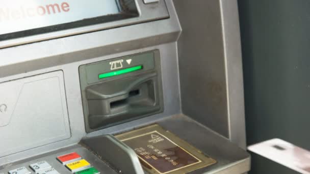 Close Cliente Inserindo Cartão Uma Máquina Atm — Vídeo de Stock