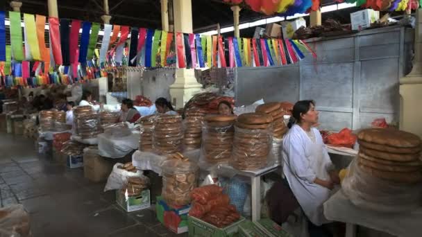 Cusco Peru Juni 2016 Peruanische Frauen Verkaufen Brot Auf Dem — Stockvideo