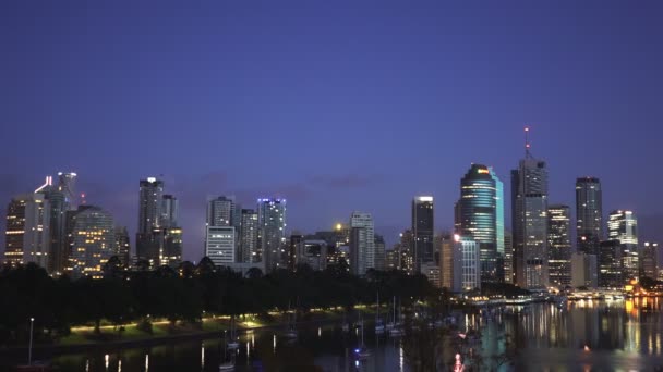 夜明けにオーストラリアのブリスベンのスカイラインのビューをパン — ストック動画