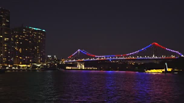 Nachts Langsames Schwenken Der Storybridge Grellem Licht Mit Rotem Weißem — Stockvideo