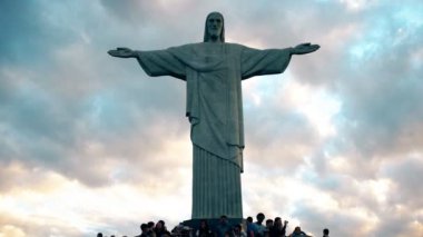 Rio De Janeiro, Brezilya-26, Mayıs, 2016: Ziyaretçi Mesih rio de janeiro Kurtarıcı heykeli gün batımında temelini