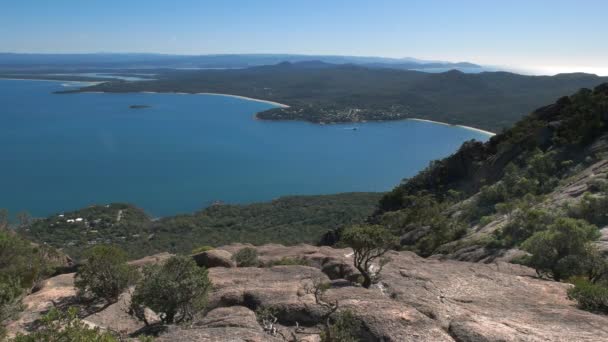 une vue sur la ville de vacances populaire de Coles Bay à partir de mt amos sur la côte est de la tasmanie, en Australie 