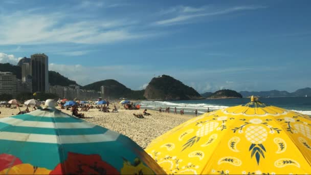 Rio Janeiro Brasil Mayo 2016 Primer Plano Coloridas Sombrillas Playa — Vídeos de Stock