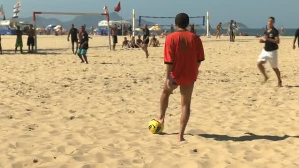 巴西里约热内卢 2016年5月27日 一名球员在巴西里约热内卢的科帕卡巴纳海滩上的海滩足球比赛中任意球 — 图库视频影像