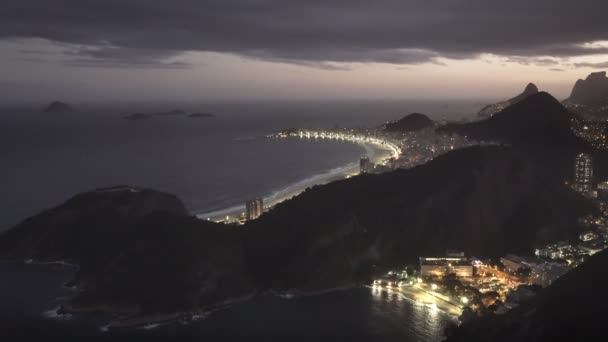 Disparo Nocturno Playa Copacabana Desde Montaña Pan Azúcar Rio Janeiro — Vídeo de stock