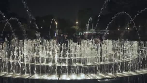 Lima Perou Juin 2016 Plan Nocturne Personnes Profitant Fontaine Labyrinthe — Video