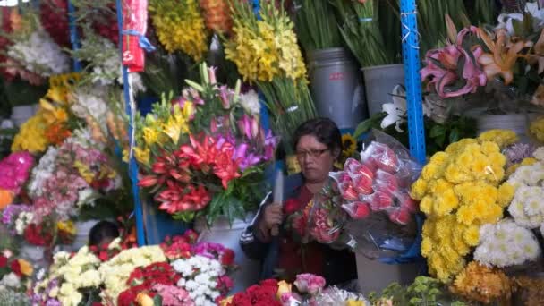 秘鲁库斯科 2016年6月20日 一名妇女在秘鲁库斯科的圣佩德罗市场修剪玫瑰花 — 图库视频影像