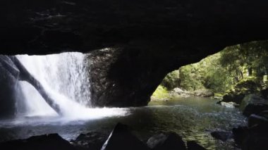 şelale ve Bahar Çayı Milli Park, queensland doğal köprü Creek'te mağara içinde görüntülemek