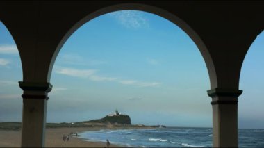 newcastle, Avustralya bir köşk kemer ile çerçeveli kafasına Nobbys