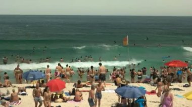 Sydney, Avustralya - 31 Ocak 2016; yüzücüler ve bondi Beach, Avustralya'nın en ünlü plaj beach goers
