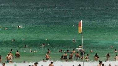 Sydney, Avustralya - 31 Ocak 2016; Bondi beach yüzücüler ve sörf cankurtaran bayrak kapat