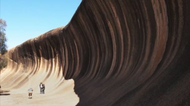 turistler sıradışı kaya oluşumu dalga kaya gibi bilinen Batı Avustralya'da bir fotoğraf için poz