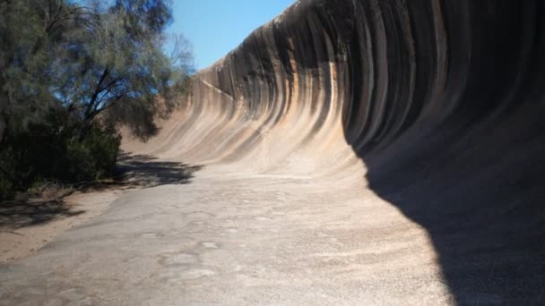 軸ジンバル Steadi Cam 型ショット ウェー ブロックとして知られている西オーストラリア州の岩山を歩く — ストック動画