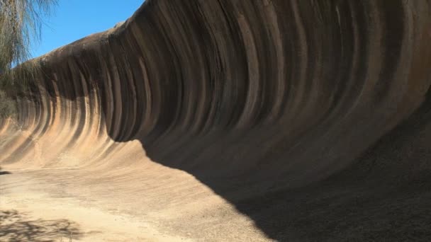 Weitwinkelschwenkbare Linke Ansicht Der Felsformation Westaustralien Bekannt Als Wave Rock — Stockvideo
