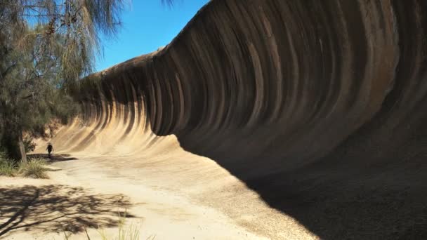 一位游客走过澳大利亚西部被称为波浪岩的岩层 — 图库视频影像