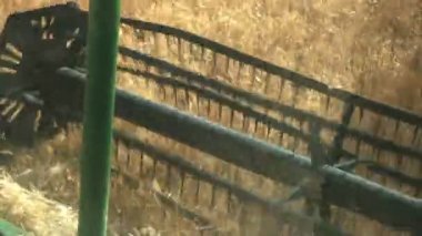 yakın bir yukarı pistonlu bıçak kesici çubuğu bir araya hasat'un kabin içinde üzerinden görüntülendi