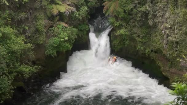 Skupina Vzrušení Azyl Whitewater Rafting Řece Kaituna Nedaleko Rotorua Nový — Stock video