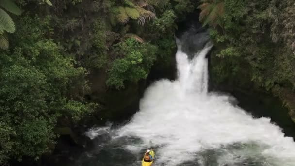 Tidsfördröjning För Whitewater Flotte Fångas Enligt Tutea Faller Kaituna River — Stockvideo