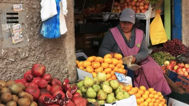 クスコ ペルー 2016 女性は クスコ ペルーの市場で新鮮なみかんを袋 — ストック動画