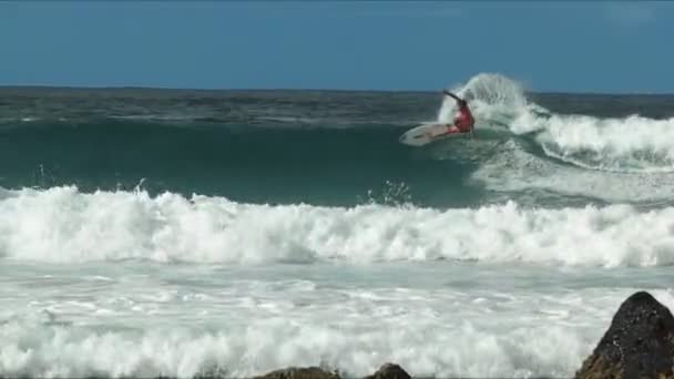 Coolangatta Queensland Australia Marzo 2016 Surfista Maschio Esegue Una Diapositiva — Video Stock