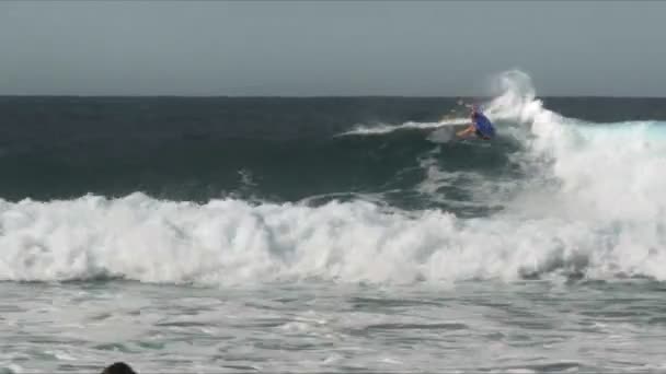 澳大利亚昆士兰州库兰加塔 2016年3月14日 一名男性冲浪者在澳大利亚黄金海岸表演前侧尾随 — 图库视频影像