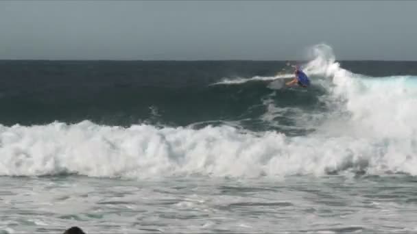 Coolangatta Queensland Austrália Março 2016 Surfista Masculino Realiza Deslizamento Frontal — Vídeo de Stock