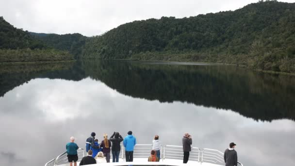 Turistas Proa Barco Disfrutando Crucero Por Río Gordon Tasmania Australia — Vídeo de stock