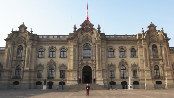 ペルー 2016 ペルーの政府宮殿の正面外観でガード — ストック動画