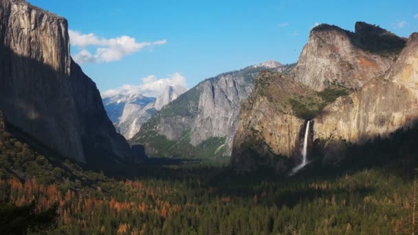 Icónica Vista Media Cúpula Velo Nupcial Cae Parque Nacional Yosemite — Vídeo de stock