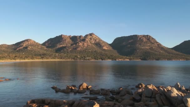 Tiro Panorámico Atardecer Bahía Coles Los Peligros Tasmania Australia — Vídeos de Stock