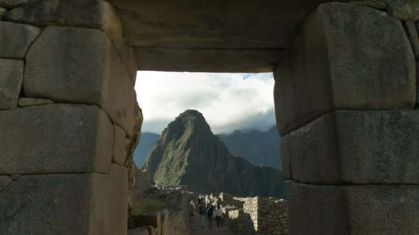 Huayna Picchu Обрамлен Каменной Дверью Знаменитом Потерянном Городе Перу Inca — стоковое видео