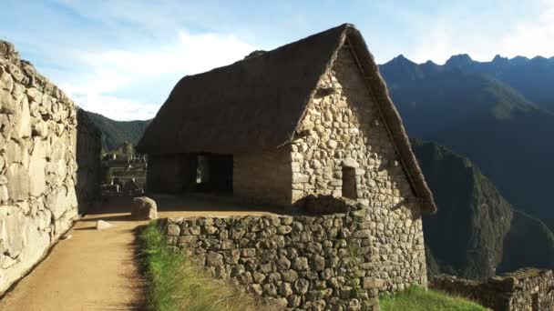 有名なペルーので再建された小屋の外観は晴れた朝にマチュピチュのインカの都市を失った — ストック動画