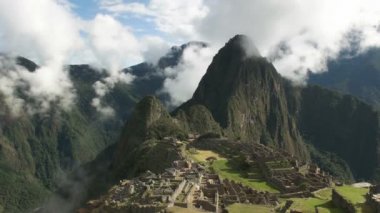 yavaş yakınlaştırma Peru'nın ünlü Inca şehir machu picchu sisli sabahı kaybetti.