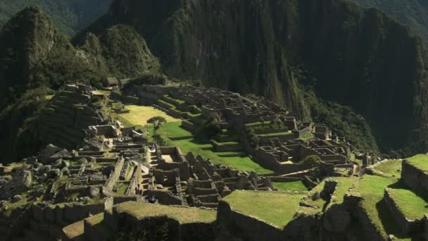 倾斜拍摄秘鲁的著名失去的城市马丘比丘在一个雾蒙蒙的早晨 — 图库视频影像