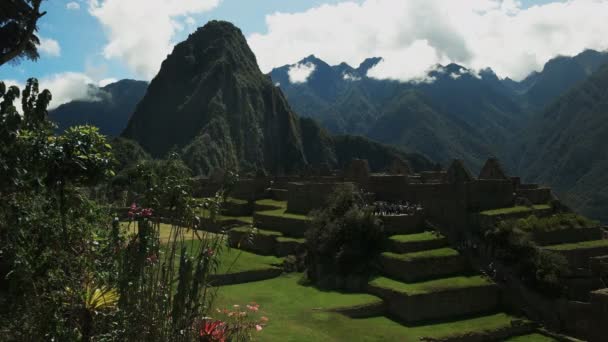 郁郁葱葱的花园 华伊纳皮丘和中央广场在秘鲁失去的因坎城市马丘比丘 — 图库视频影像
