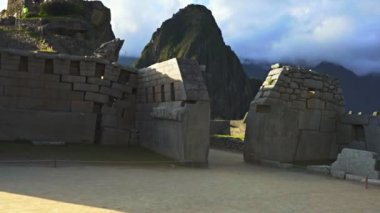 ağır çekim 3 eksen gimbal machu picchu'nın ana Tapınağı huayna picchu doğru geçmiş yürürken vurdu