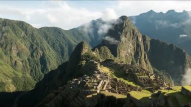 zaman atlamalı, Peru'nun ünlü lost Inca şehir machu picchu sisli sabahı zoom