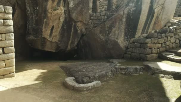 ティルト アップでペルーの有名な失われたインカの都市マチュピチュのコンドルの神殿のショット — ストック動画