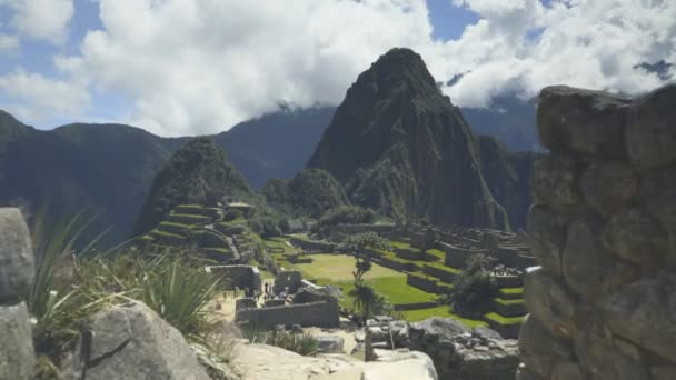 Zeitlupe Achsen Gimbal Schuss Durch Machu Picchu Ruinen Richtung Huayna — Stockvideo