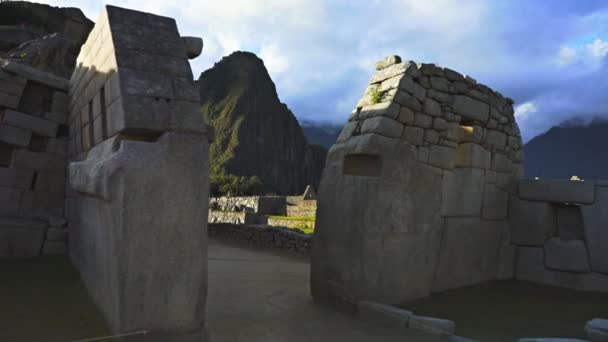 Axel Gimbal Sköt Förbi Machu Picchu Huvudtemplet Att Avslöja Huayna — Stockvideo