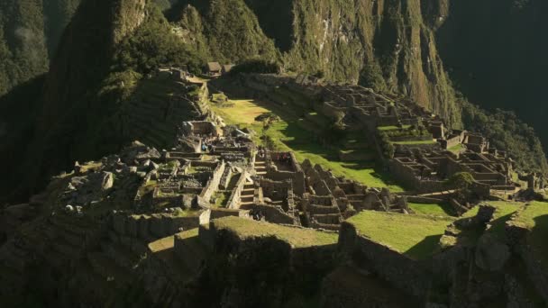 广角倾斜拍摄秘鲁著名的失落的城市马丘比丘在雾蒙蒙的早晨 — 图库视频影像