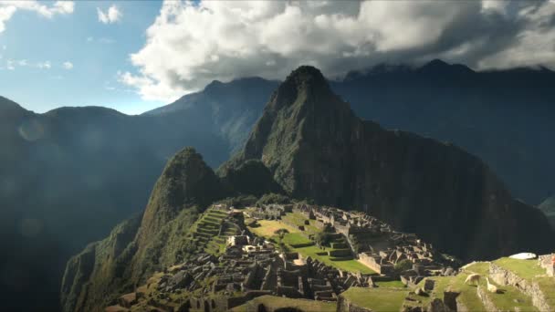ペルーの時間経過の有名な晴れた日の午後にマチュピチュのインカの都市を失った — ストック動画