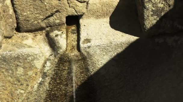 Nahaufnahme Eines Von Einer Quelle Gespeisten Steinwasserbrunnens Bei Machu Picchu — Stockvideo