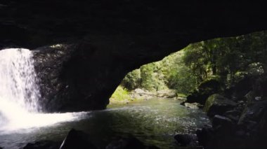 gold coast hinterland Bahar Çayı Milli Park'ta doğal köprü mağarada üzerinden bakan